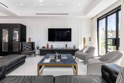 Real Estate Photographer based in Cape Town photographing for property agents
