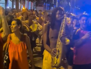 Após final da Copa do Mundo, bloco Amantes Latinos toma as ruas de Barcelona na Espanha