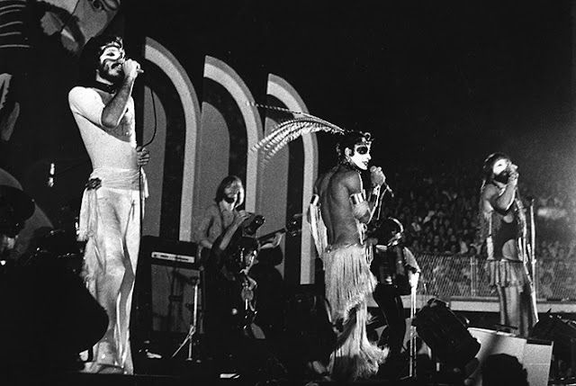 Apresentação dos Secos & Molhados em 1974 em um Maracanãzinho (RJ) lotado. Foto: reprodução da internet