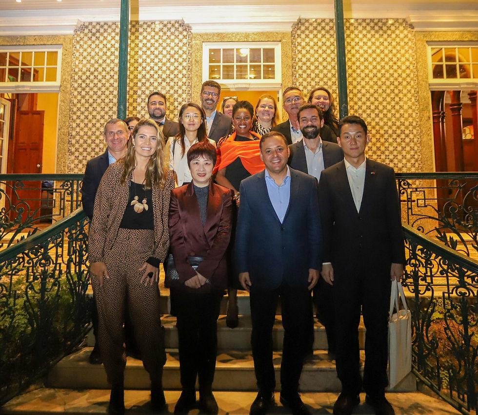 A cônsul-geral da China no Brasil, Tian Min, entre a vice-prefeita Isabel Swan e o prefeito Rodrigo Neves