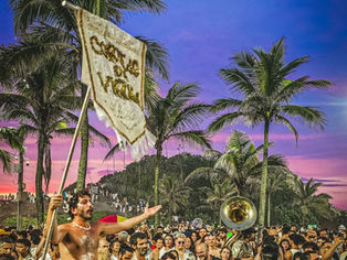 Carnaval começa no Rio logo após a queima de fogos do Réveillon de Copacabana