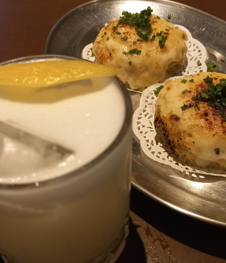 Cacau Sour, feito com cachaça, e Canapé de Cebola
