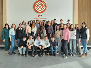 Група молодих людей біля стіни ПРОФСПІЛКОВИЙ ЦЕНТР, ОБ'ЄДНУЄМОСЯ ЗАРАДИ ПЕРЕМОГИ.