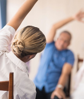 Yoga en silla para adultos mayores
