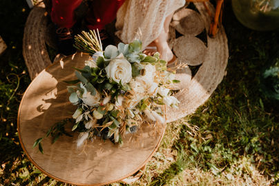 Bouquet de mariage sur table en bois
