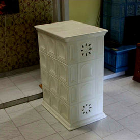 Kachlová akumulační kamna
vzor kaplička, glazura slonová kost, atypické provedení zvýšené, výkon 3,75 kW 