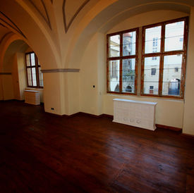 Kachlová akumulační kamna
vzor okénko, glazura slonová kost, výkon 5 kW,
Vladislavský sál Praha