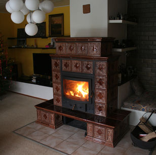 Kachlová kamna s teplovodní vložkou
vzor ornament, glazura medová, vložka S4 - 16 kW