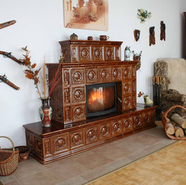 Oboustranná kachlová kamna 
vzor mušle, glazura srnčí hněď, vložka S4 - 16 kW