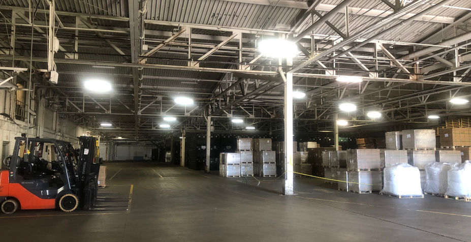 Warehouse storage bays with lift truck