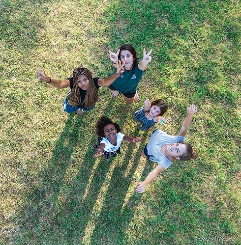 חניכות בדשא