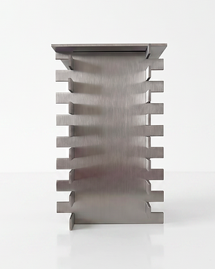Un tabouret qui détourne le langage du socle en une pièce de mobilier à part entière, à la croisée du design fonctionnel et d