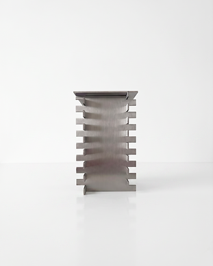 Un socle à la ligne vertical, pensé pour la mise en scène d’objets précieux et de petites sculptures.