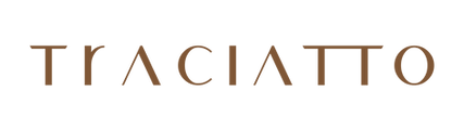 Logotipo completo da marca Traciatto em cor marrom natural. À esquerda, há um quadrado sólido com uma forma negativa estilizada da letra 'T', composta por linhas geométricas limpas. À direita, o nome 'TRACIATTO' está escrito em fonte sans-serif maiúscula, moderna e robusta, na mesma cor marrom. O conjunto transmite uma estética de design e artesanato contemporâneo.