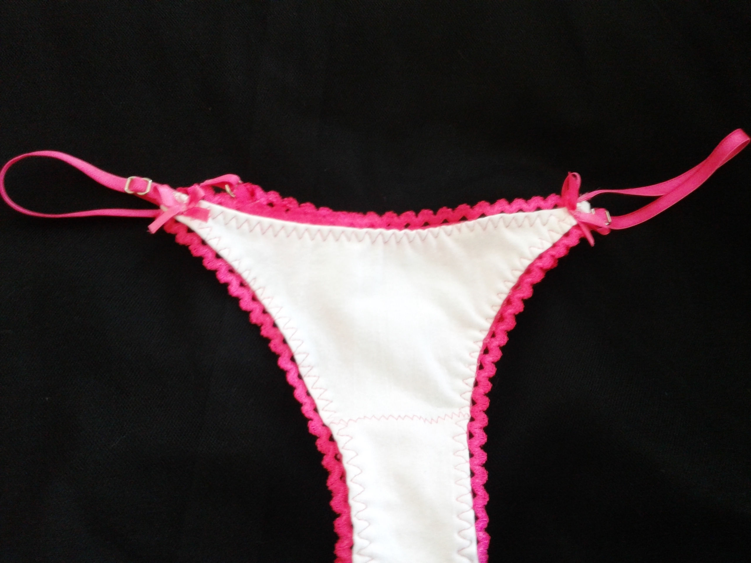 Tanga blanca, bordes rosa