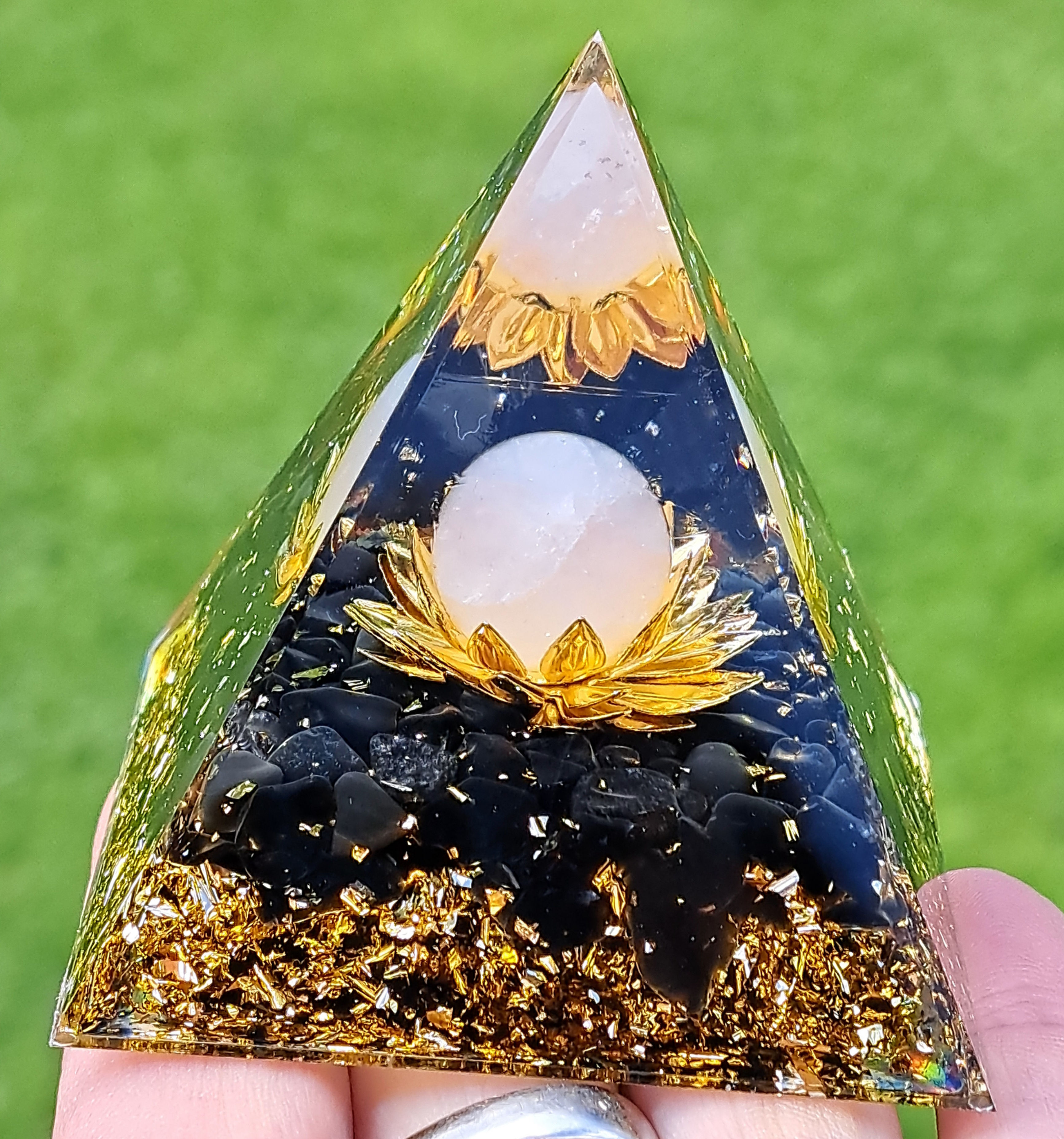 Pyramide en Orgonite 60 mm Lotus Quartz Rose/Obsidienne Noire A
