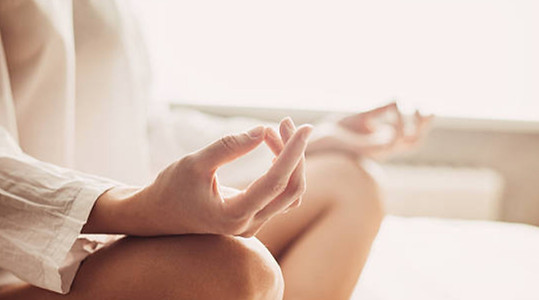 femme meditation_edited.jpg