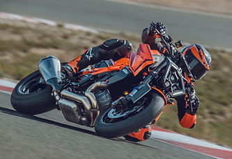 574458_MY24-MY26 KTM 1390 SUPER DUKE R EVO_ACTION_02_ACTION IMAGES_ACTION.jpg