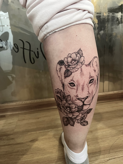 Löwentattoo Blumen Nadelwerkstatt Gröbming Bezirk Liezen