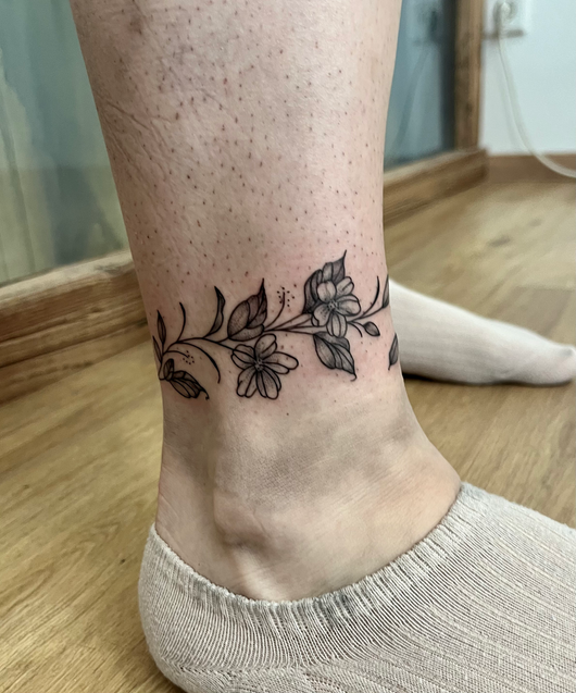 Blumentattoo Knöchel Nadelwerkstatt Gröbming Bezirk Liezen
