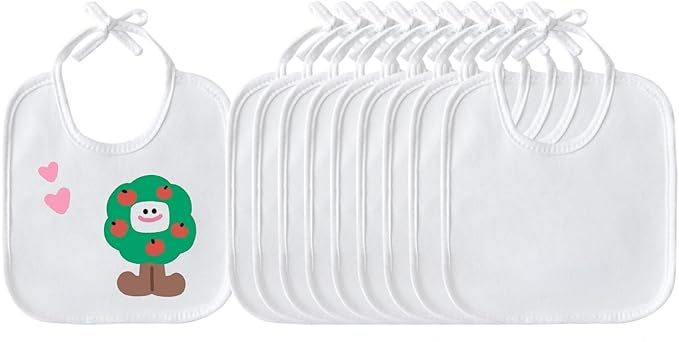 Elf weiße Lätzchen, eines mit buntem Apfelbaum und Herzmotiv. Fröhliches Design, im Vordergrund. Alle Lätzchen mit Bändern.