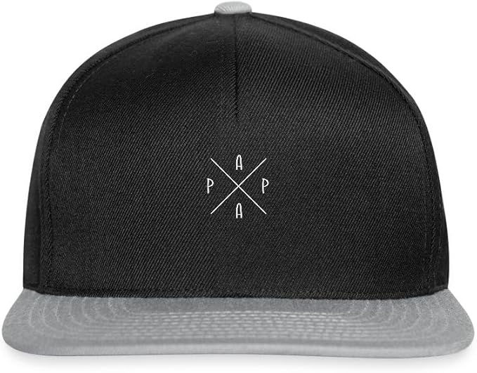 Schwarze Baseballkappe mit grauem Schirm, weißes Kreuz-Design mit Buchstaben "PAPA" vorne. Elegantes, modernes Design.