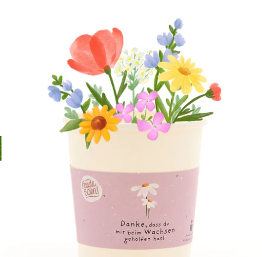 Bunter Blumenstrauß in pastellfarbener Tasse mit Aufdruck Danke, dass du mir beim Wachsen geholfen hast.