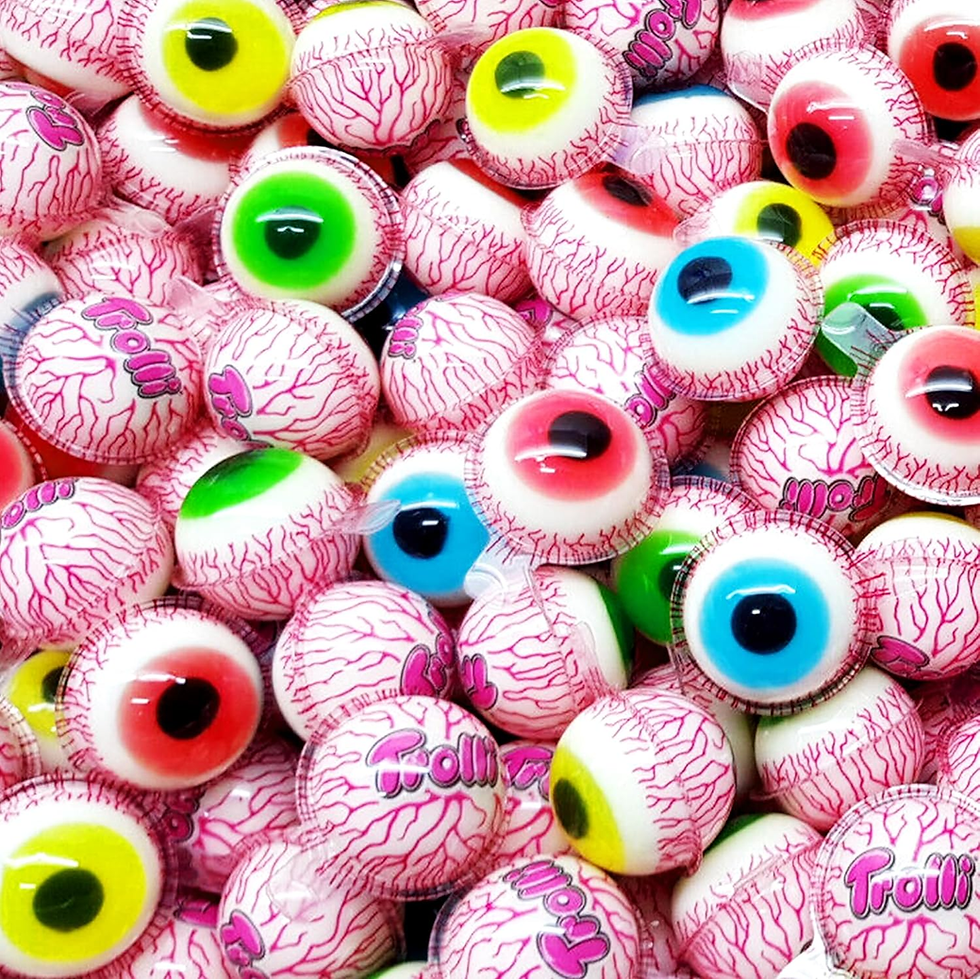 Bunte Augenkugel-Süßigkeiten mit pinken Adern und Trolli-Schrift, dicht an dicht, verspielter Grusel-Look.