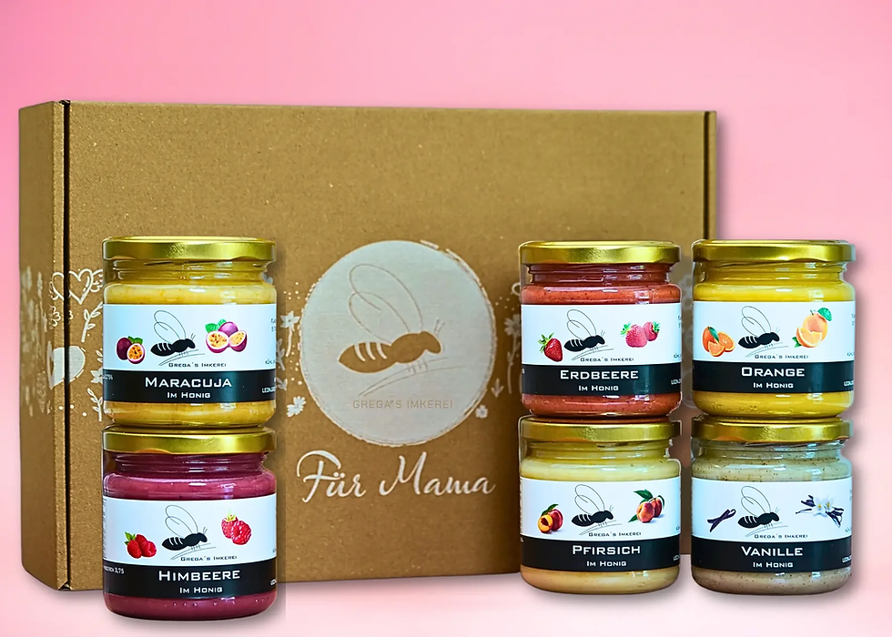 Sechs Honiggläser in verschiedenen Geschmacksrichtungen vor einer braunen Box mit Bienenlogo und "Für Mama"-Text auf rosa Hintergrund.