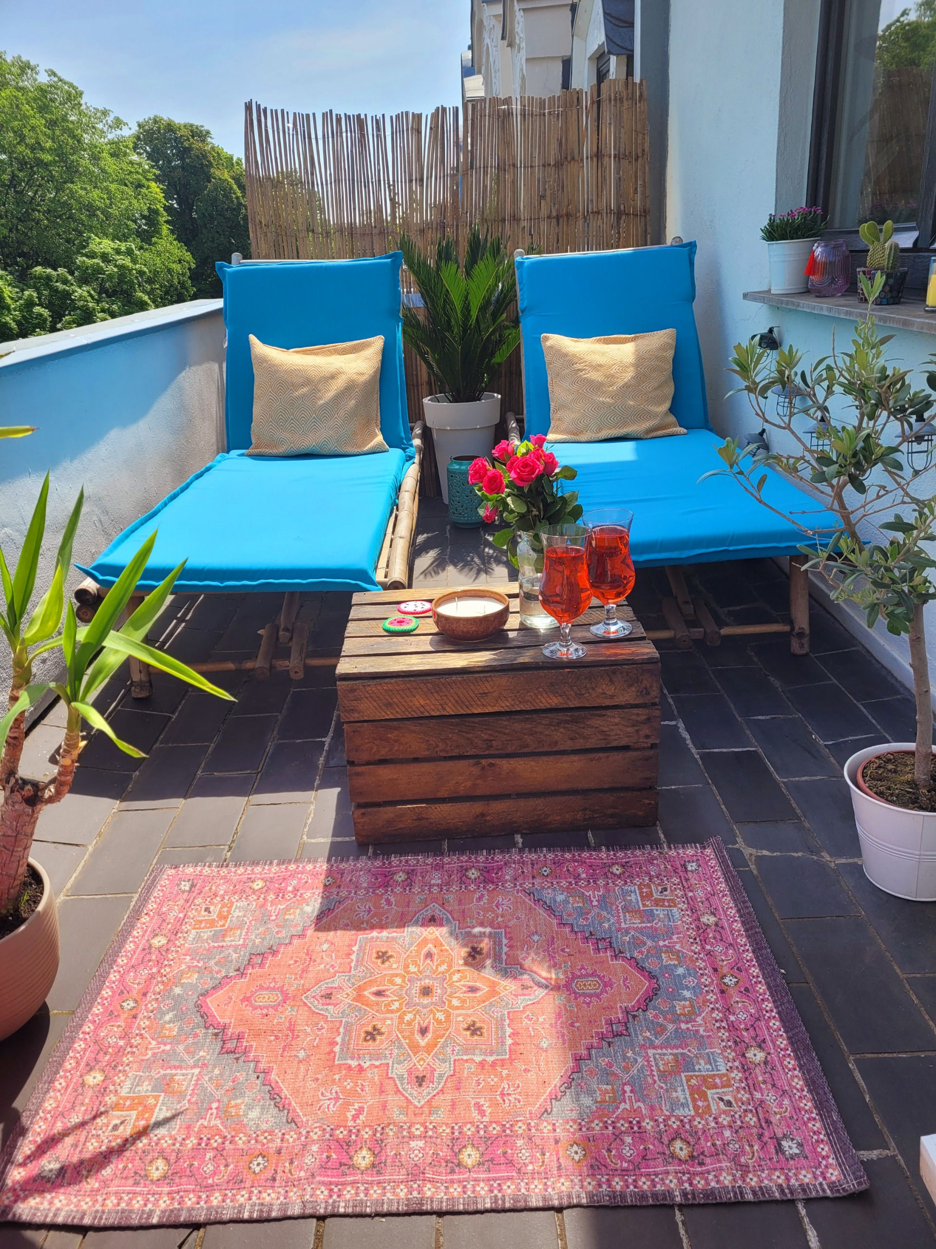 Balkon Ideen einfach mit Sichtschutz und Outdoor Teppich