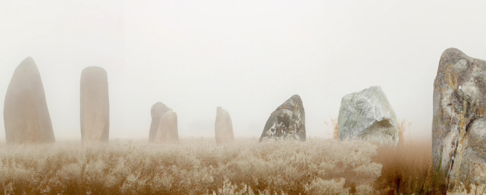 DALL·E 2022-12-20 19.49.44 - photographie studio de gigantesques menhirs invisibles sous d