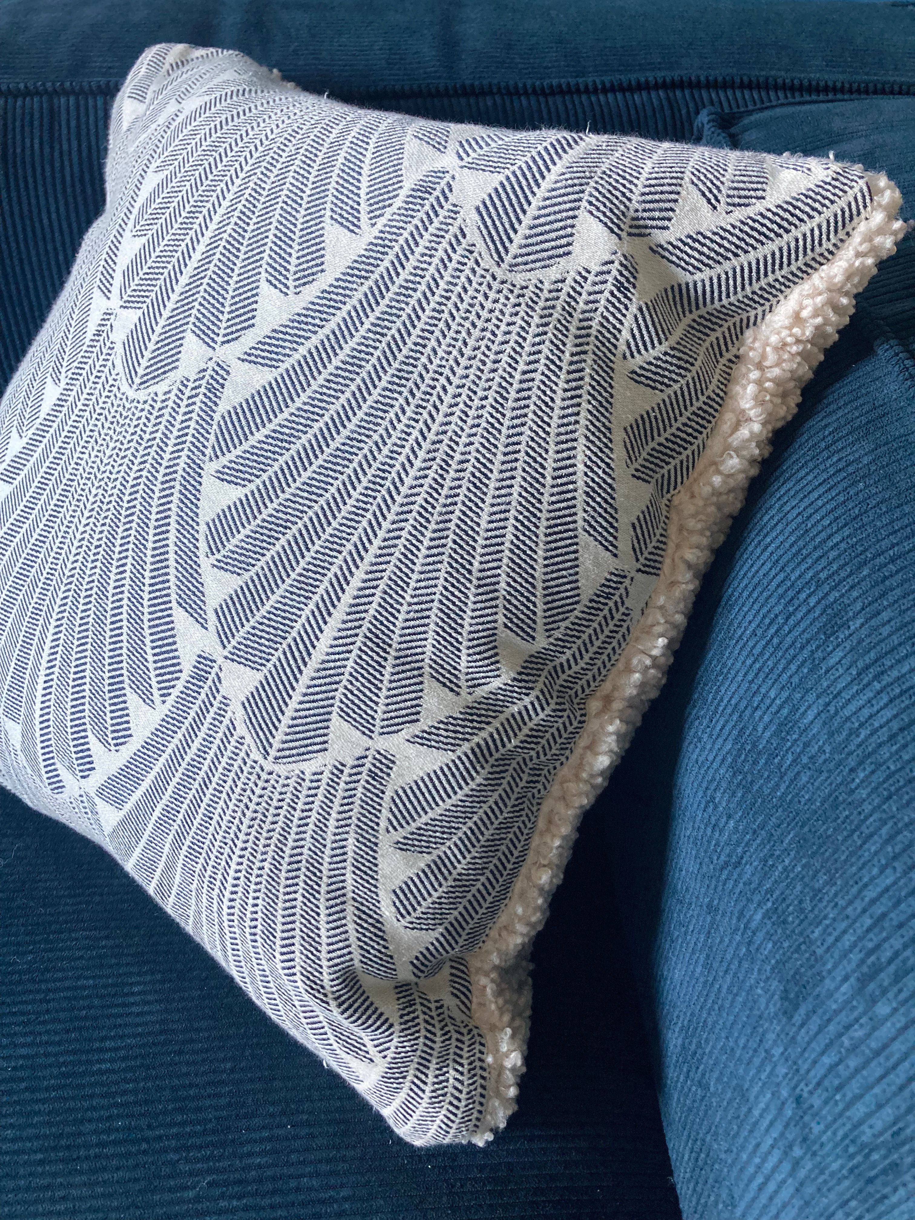 Coussin à bouclettes et palmes