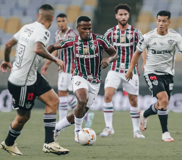 Gol de Lima no final garante vantagem ao Fluminense nas quartas de final da Libertadores.