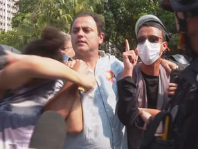 Deputado Glauber Braga e três estudantes são detidos durante desocupação na UERJ; PM usa bombas de efeito moral