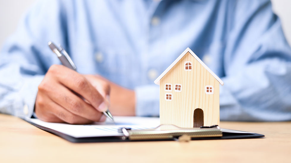 hombre llenando formulario de credito con una casa