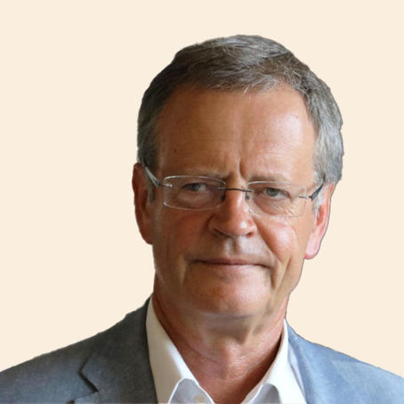 مدير معهد العلاقات الدولية والاستراتيجية في باريس:خيانة يقوم بها المثقفون.. هل يمكن للمثقف أن يكون مسوقا إعلاميا؟