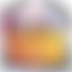 Persona sdraiata sopra un grande laptop con grafico di crescita sullo schermo e icone di localizzazione, video e hashtag che fluttuano sopra, simbolo di analisi dati, social media e strategia digitale.