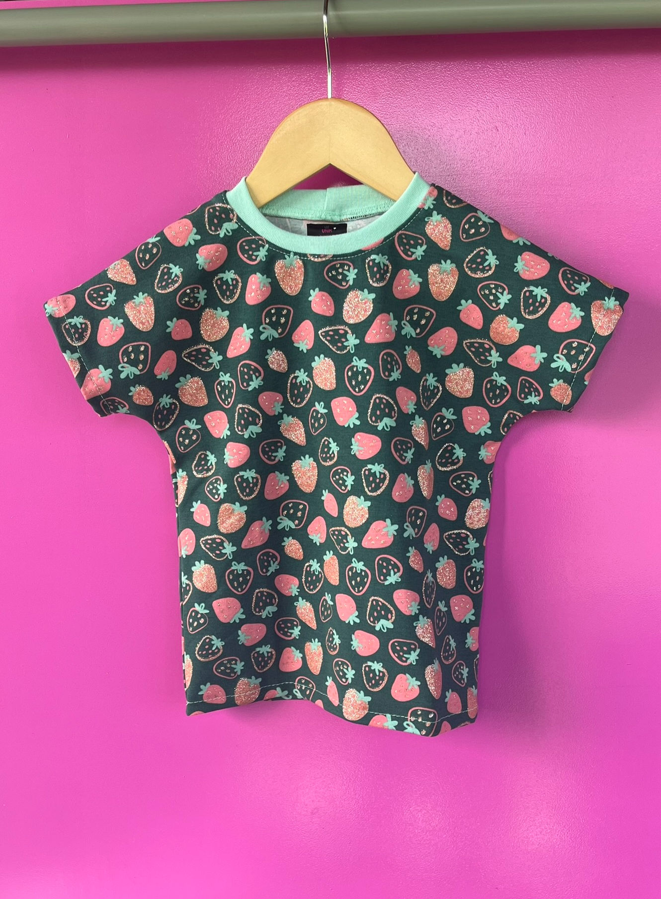 T-shirt Unik “Fraise et Paillettes ” – Taille 3 ans