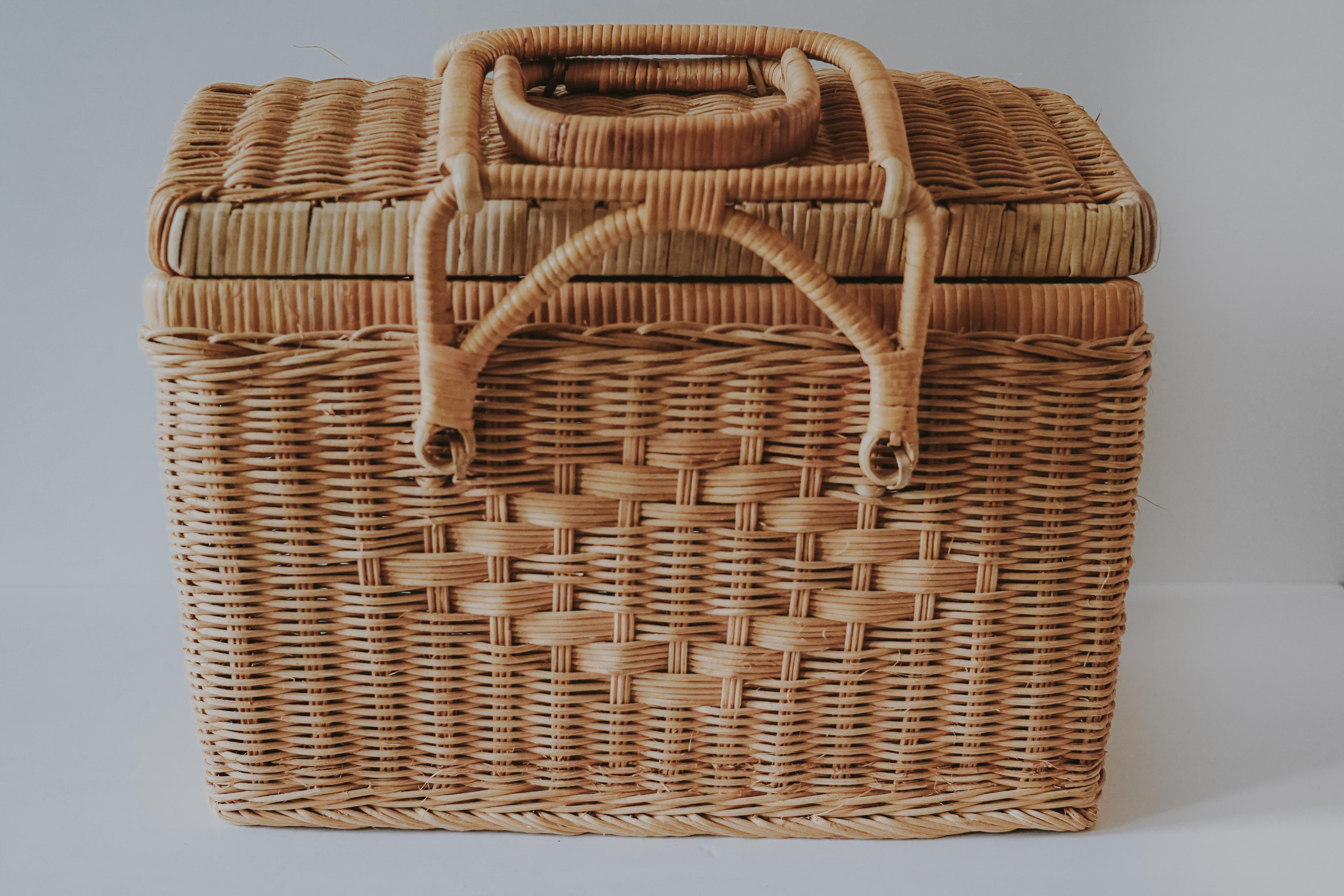 VINTAGE WICKER PICNIC BASKET