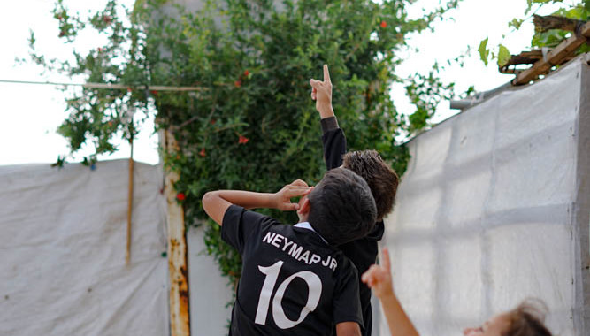 A chaque avion qui passe, les enfants se mettent à courir dans tous les sens, fascinés par cette chose qui un jour pourrait les amener vers une autre réalité.