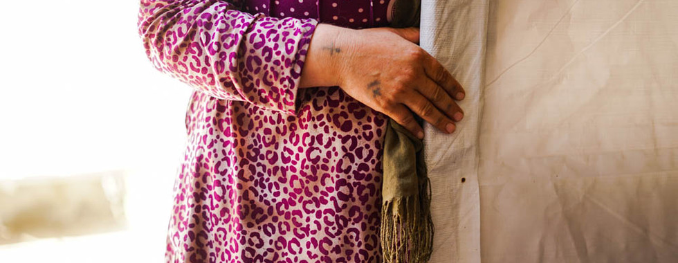 Beaucoup de femmes sont tatouées. Certaines portent le nom de leur mari, victime des exactions du groupe terroriste.