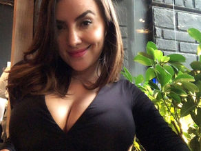 Paola: Elegante Administradora de Empresas en la Universidad Mayor de San Simón