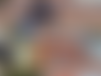 Application de résine colorée sur toiture par Habitat Projet après nettoyage, pour rénover et protéger durablement les tuiles.