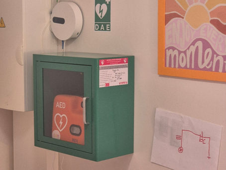 Défibrillateur DAE installé en coffret mural chez Flow Studio à Niort par FPI2S