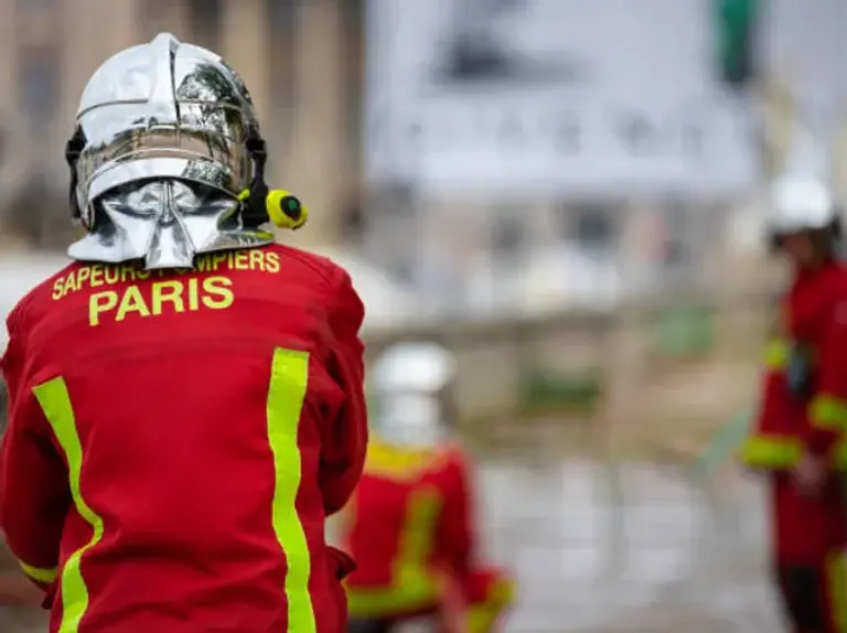 Pompiers de Paris en intervention, vus de dos