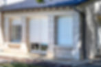 Façade rénovée d’une maison avec volets roulants blancs