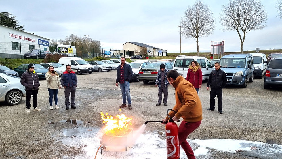 formation incendie en entreprise avec manipulation d extincteur sur bac a feu en conditions pratiques