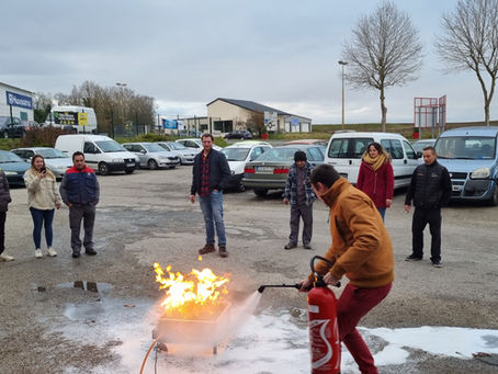 formation incendie en entreprise avec manipulation d extincteur sur bac a feu