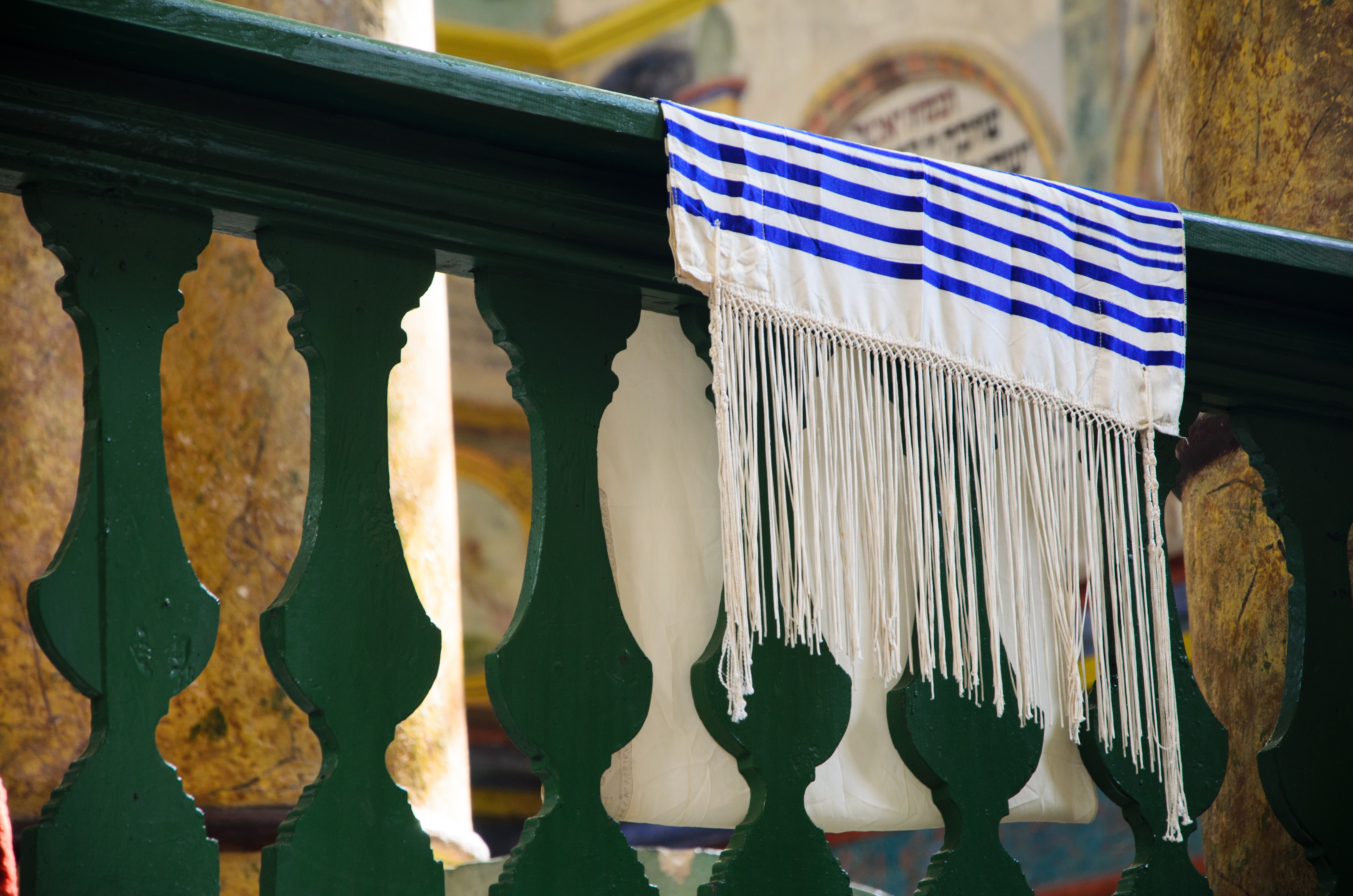 Talit posé sur la rambarde d'une synagogue