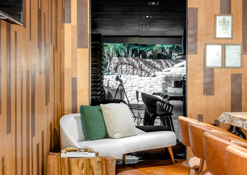 Ambiente 01 - Adega

Fizemos uma serie de vídeos para apresentar para vocês 06 ambientes que projetamos com muito carinho 

Começamos pela ADEGA, um espaço para descontrair e receber amigos do nosso casal de clientes, que ama um vinho!

Nos conte aqui o que acharam!! O próximo ambiente que iremos apresentar mais pra frente, será a área Garden. 

Parceiros:

@lightluziluminacao
@formasdecora
@persomoveis
@sierramoveisjoinville
@atman.artedecor
@alamomadeira